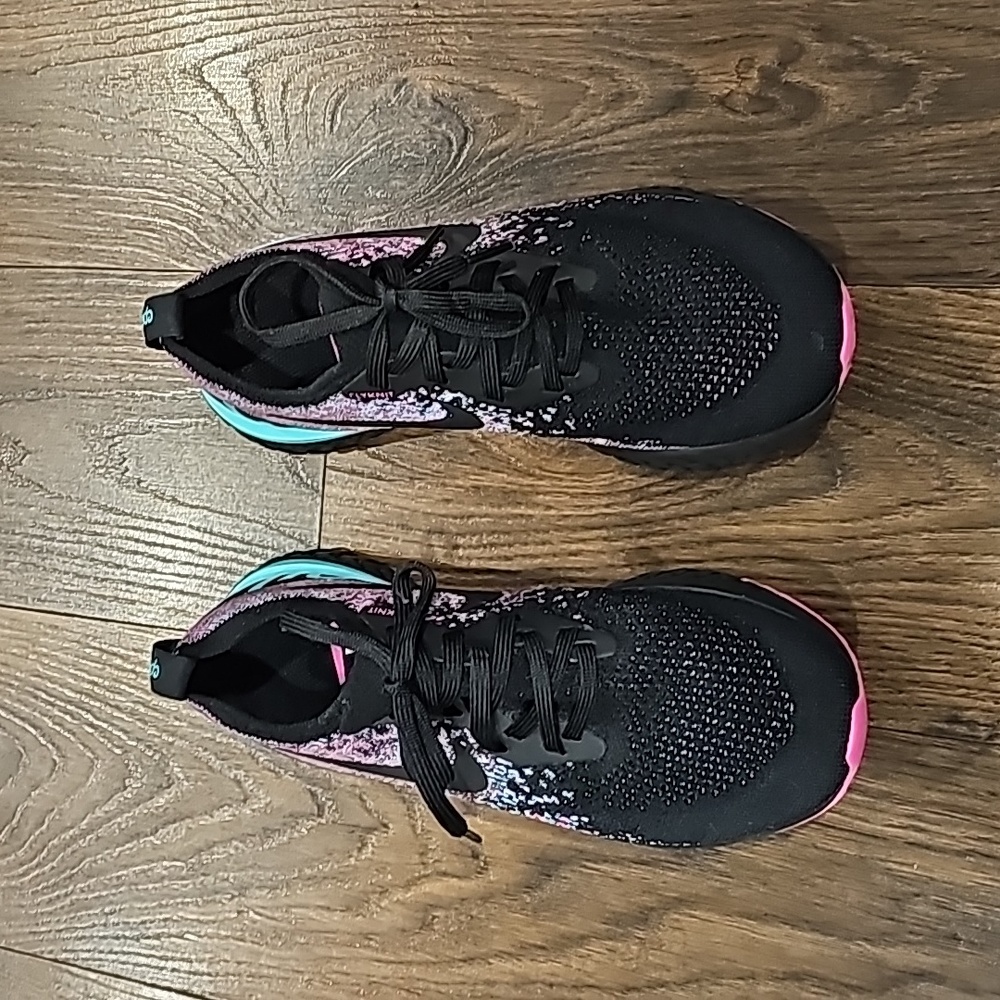 Men's size 6.5 in great condition NIKE sneakers. Can be unisex.
